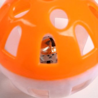 Шарик для кошек с бубенчиком "Луна" 3,8см оранжевый/белый фото, цены, купить